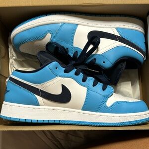 Jordan 1 low white/ powder blue